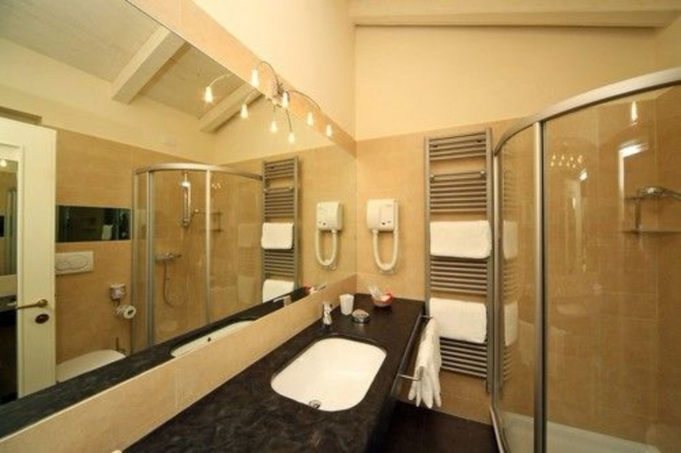 Bathroom 4, Sailing Center, Verona