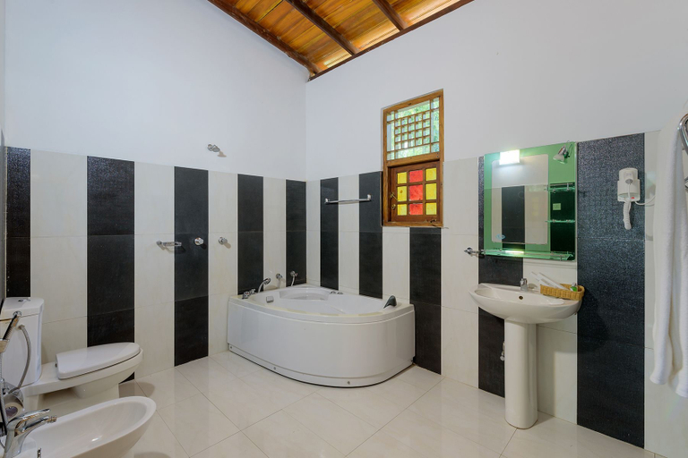 Bathroom 3, Udawalawe Ayurvedic Resort, Sevanagala
