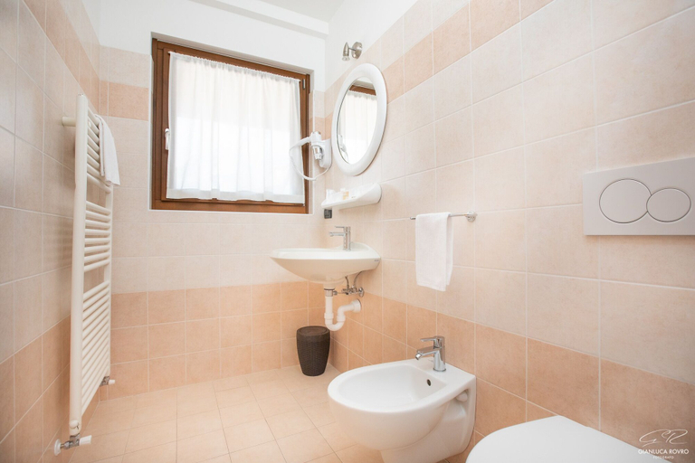 Bathroom 4, Hotel Posta, Trento