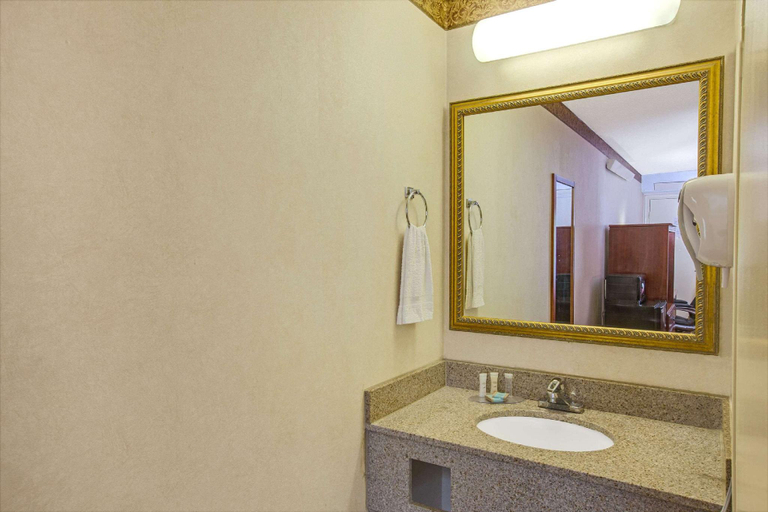Bathroom 4, Travelodge by Wyndham Parsippany, Morris