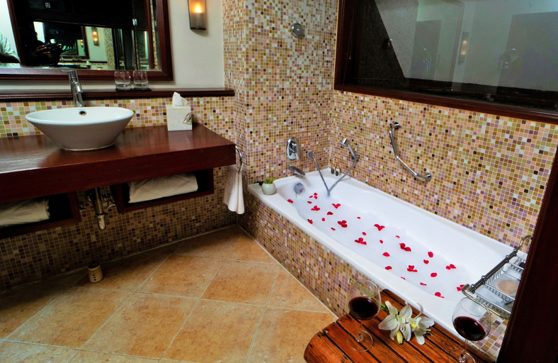 Bathroom 5, Taj Green Cove Resort & Spa Kovalam, Thiruvananthapuram