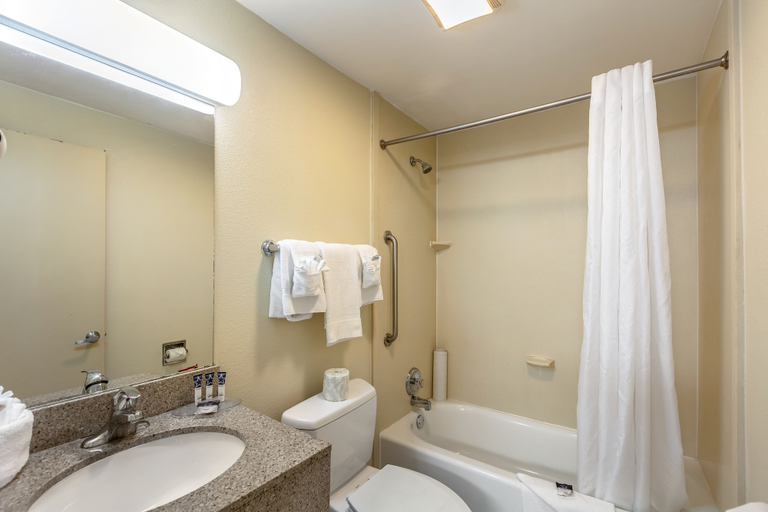 Bathroom 5, Red Carpet Inn, Fairfield