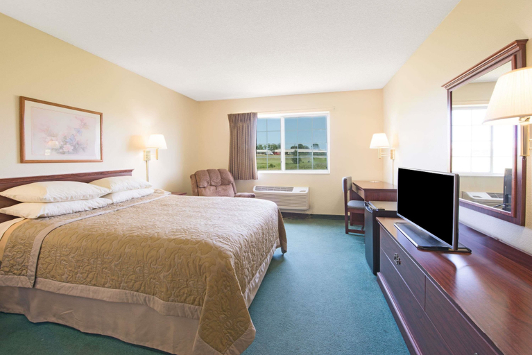 Bedroom 3, Super 8 by Wyndham Richmond, Ray