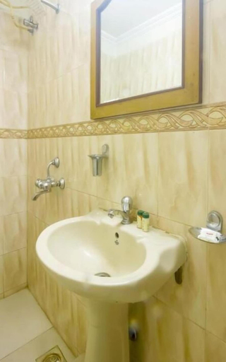 Bathroom 3, Basilica Holiday Home, Pune