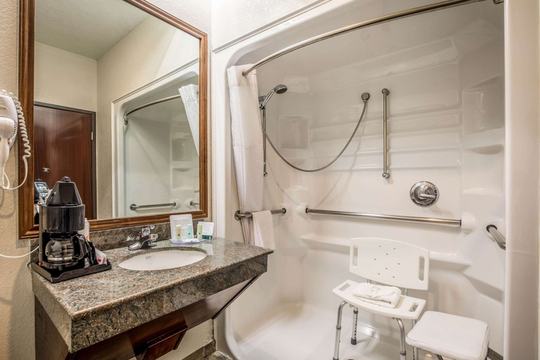 Bathroom 4, Quality Inn & Suites Seabrook - NASA - Kemah, Houston