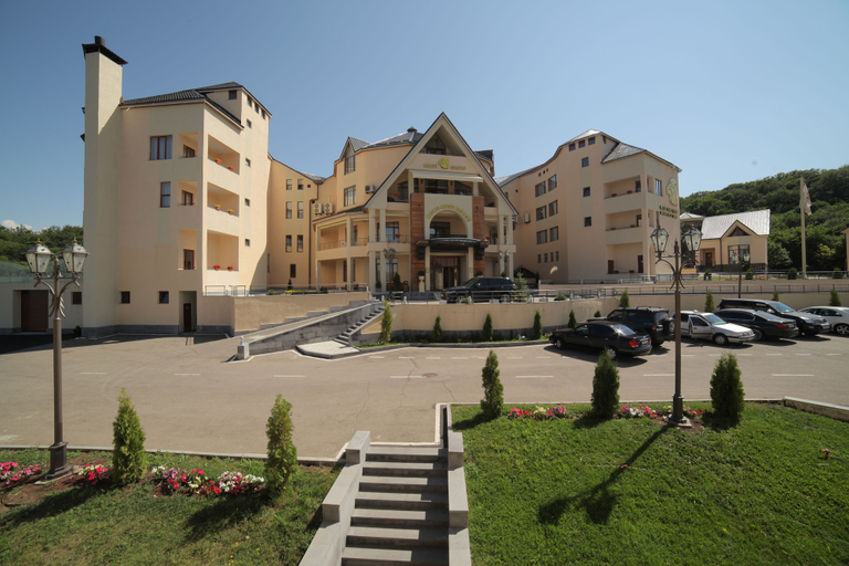 Exterior & Views