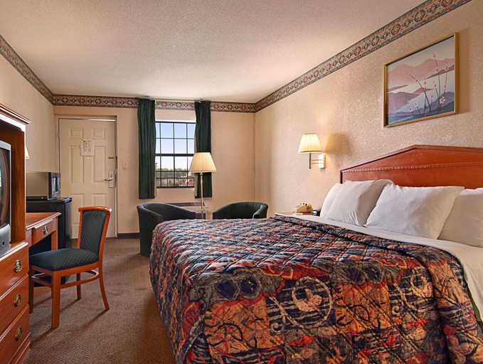Bedroom 3, Days Inn by Wyndham Brownsville, Haywood