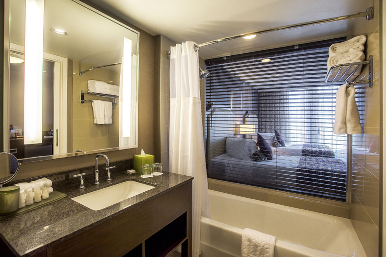 Bathroom 5, Pinnacle Hotel at the Pier, Greater Vancouver