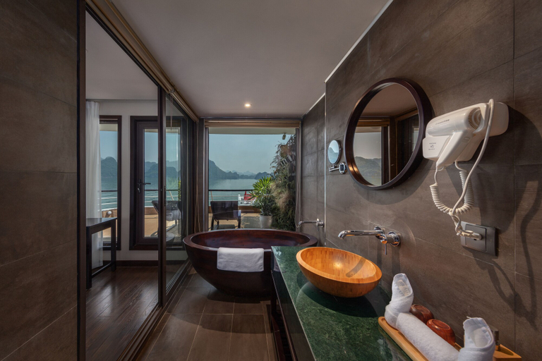 Bathroom 5, Scarlet Pearl Cruises, Hạ Long