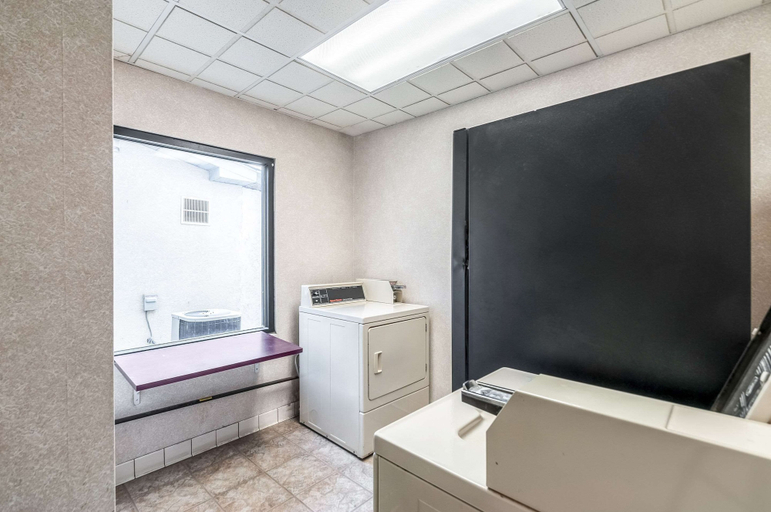 Bathroom 4, Econo Lodge Inn & Suites Middletown - Winchester South, Frederick