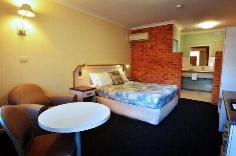 Bedroom 2, The Crossing Motel, Junee