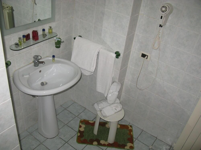 Bathroom 5, Hotel Iris, Napoli