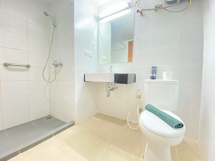 Bathroom 2, Pleasant Studio At Beverly Dago Apartment Near Itb, Bandung