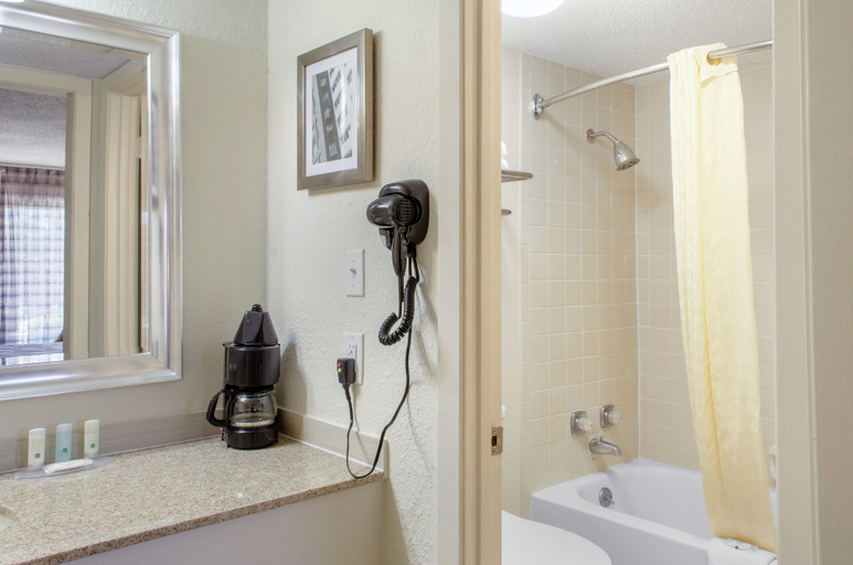 Bathroom 3, Quality Inn & Suites, Jones