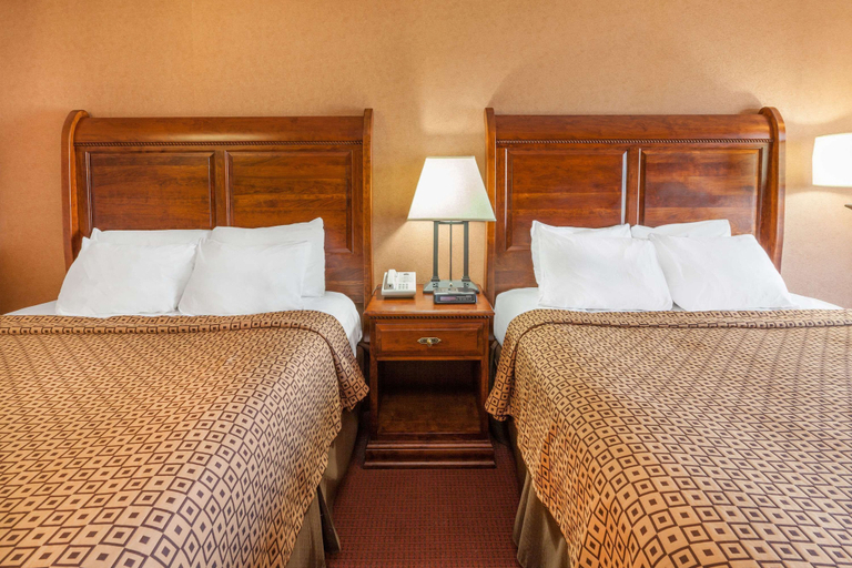 Bedroom 3, Ramada by Wyndham Mackinaw City Waterfront, Cheboygan