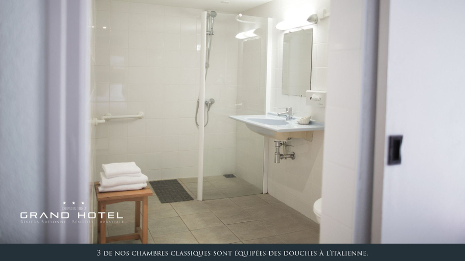 Bathroom 5, Grand Hôtel Abbatiale Bénodet The Originals Relais, Finistère