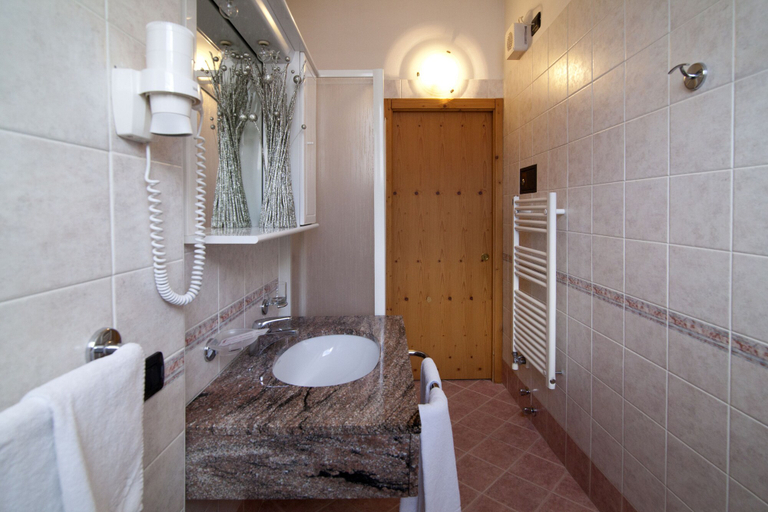 Bathroom 4, Aparthotel Princess, Trento