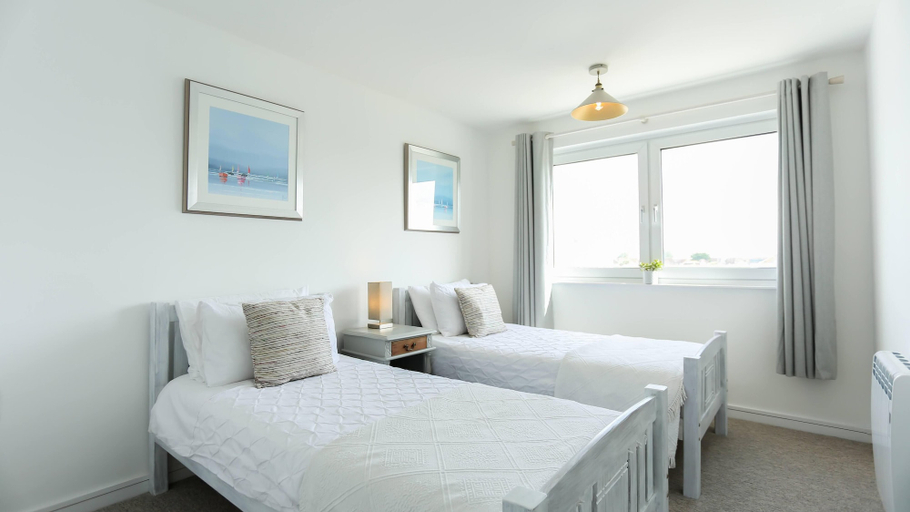 Bedroom 3, Tides - Beach Front Apartment in Bracklesham Bay, West Sussex