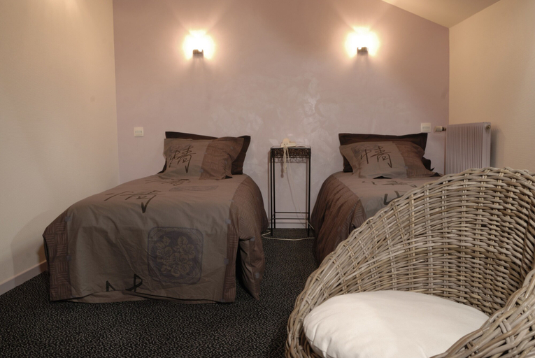 Bedroom 2, Logis Hôtel Tante Yvonne & son Restaurant semi-gastronomique Lyon Nord, Rhône