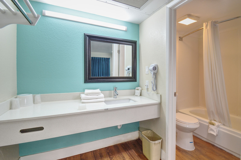 Bathroom 4, Vagabond Inn Buttonwillow North I 5, Kern
