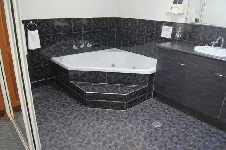 Bathroom 3, Kempsey Powerhouse Motel, Kempsey