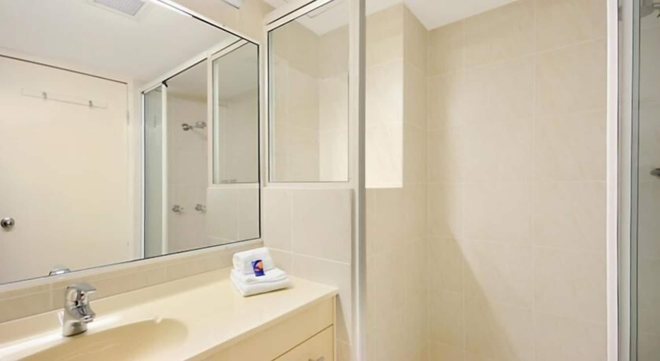 Bathroom 3, Surfers Beach Holiday Apartments, Gold Coast