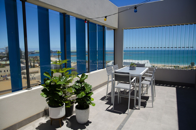 Exterior & Views 12