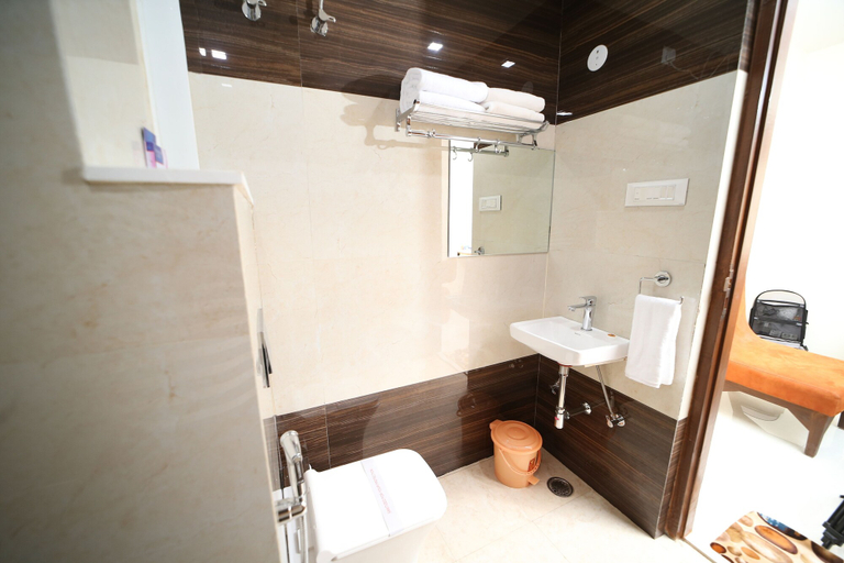 Bathroom 3, Hotel Myriad Inn, Jaipur