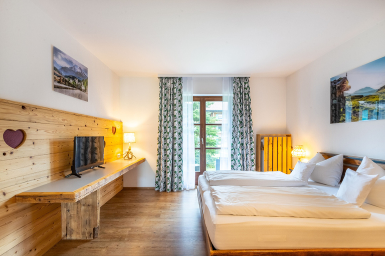Bedroom 2, Das Bergmayr - Chiemgauer Alpenhotel, Traunstein