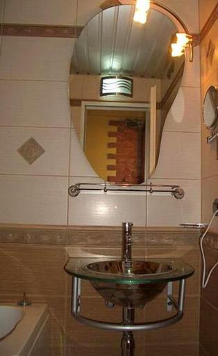Bathroom 4, Hotel California, Stolichna