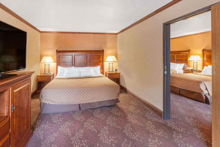 Bedroom 3, Ramada by Wyndham Mackinaw City Waterfront, Cheboygan