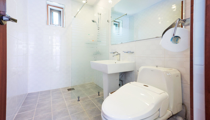 Bathroom, Sea & Pine Pension, Namhae