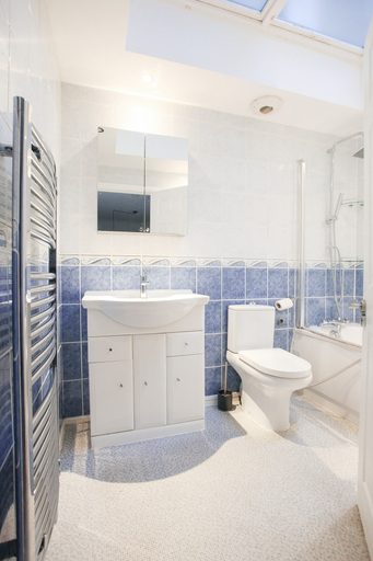 Bathroom 3, Business Park Lodge by Paymán Club, Cambridgeshire