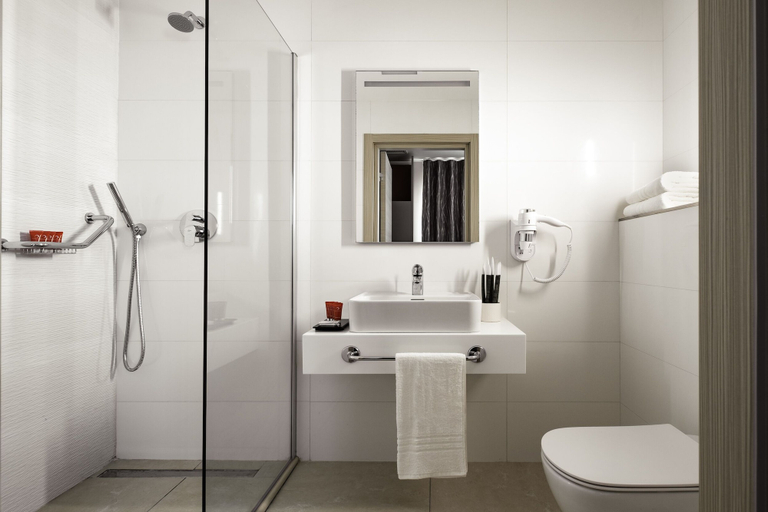 Bathroom 5, Mayflower Hotel, Saint Paul's Bay
