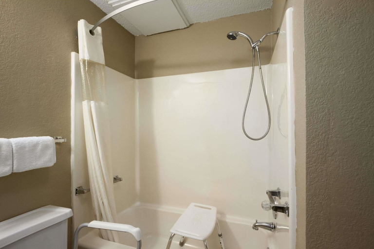 Bathroom 4, Super 8 by Wyndham Blackwell, Kay