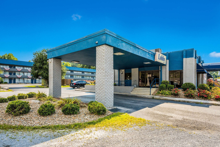 Exterior & Views 1, Suburban Studios Middlesboro, Bell