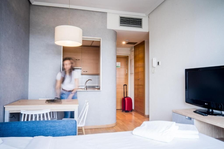 Bedroom 4, Compostela Suites Apartments, Madrid