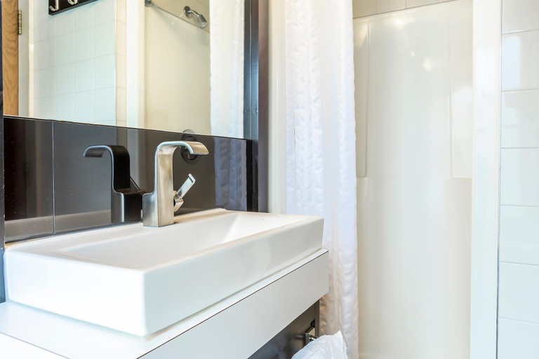 Bathroom 3, Hotel Louisbourg, Communauté-Urbaine-de-Québec