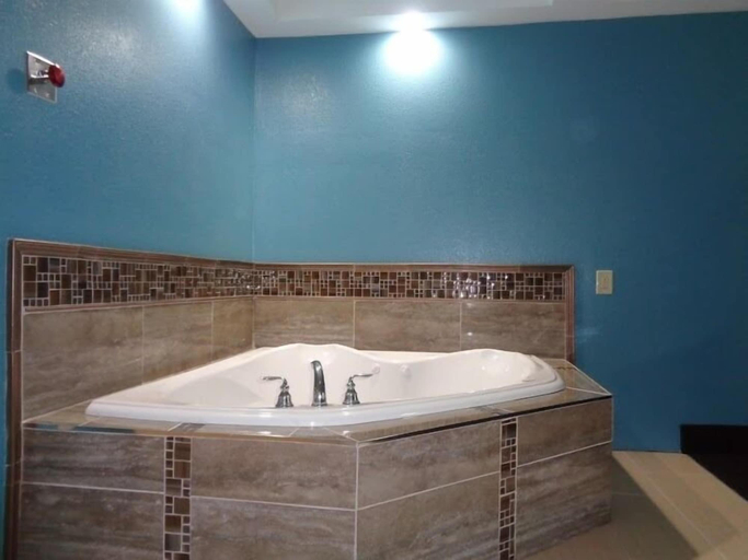 Bathroom 4, Plymouth Bay Inn and Suites, Plymouth