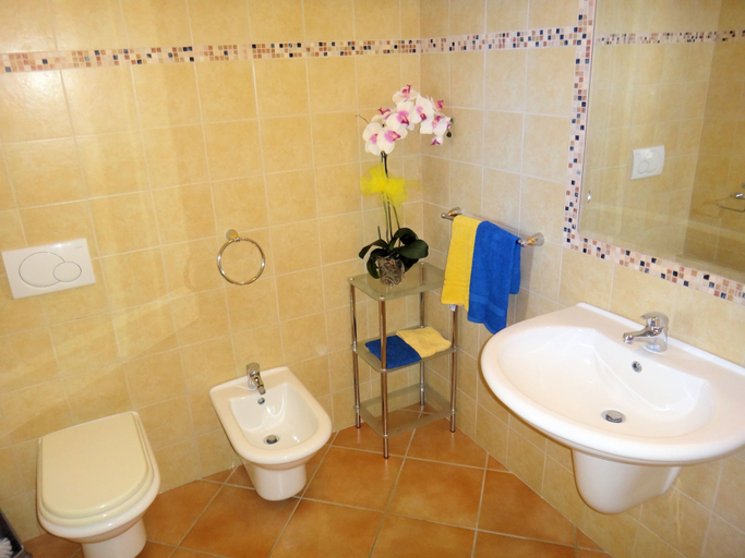 Bathroom 5, Sa Fiorida Apartments, Sassari