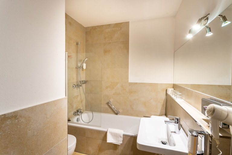 Bathroom 5, Das Bergmayr - Chiemgauer Alpenhotel, Traunstein
