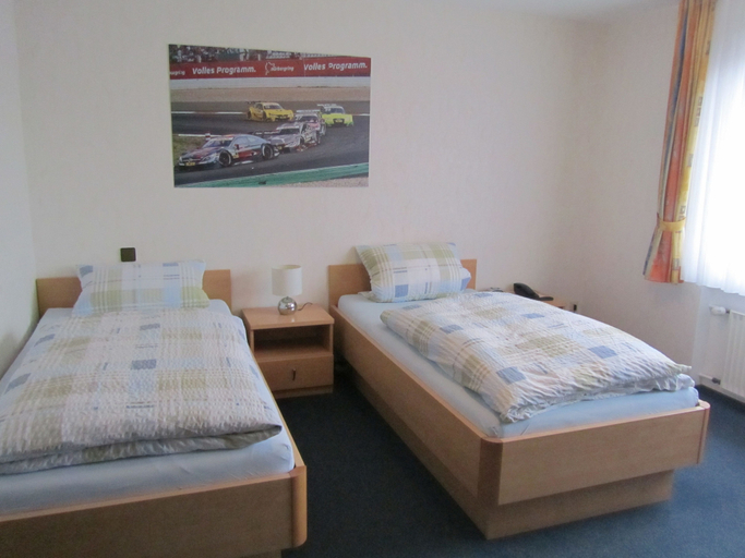 Bedroom 3, Race-Hotel zur Burg Nürburg, Ahrweiler