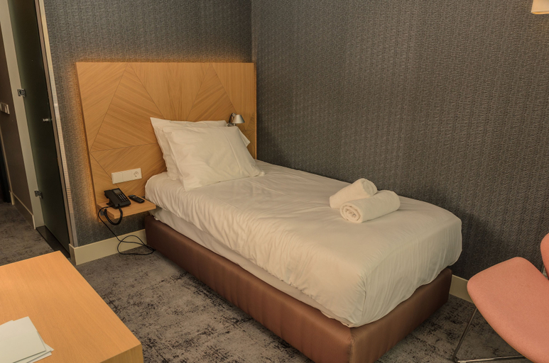 Bedroom 4, Amadi Panorama Hotel, Amsterdam