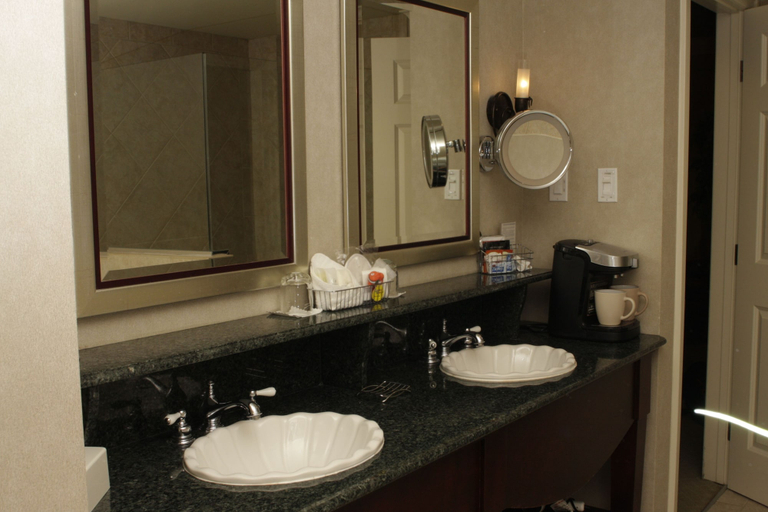 Bathroom 5, Harbour House, Niagara