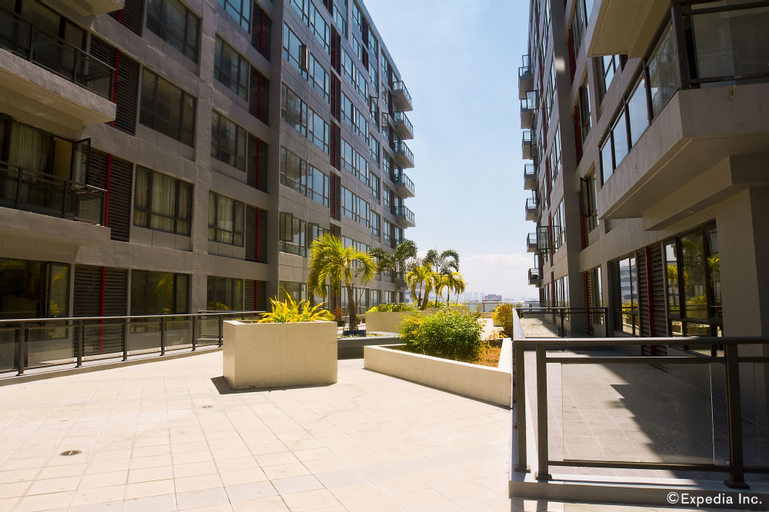 Exterior & Views 18