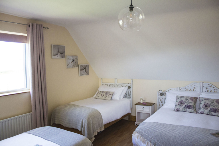 Bedroom 2, Madra Rua Organic Accommodation