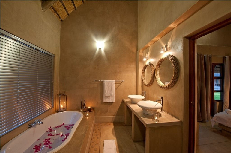 Bathroom, Emanya at Etosha Game Lodge, Guinas