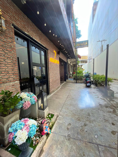 Exterior & Views 10