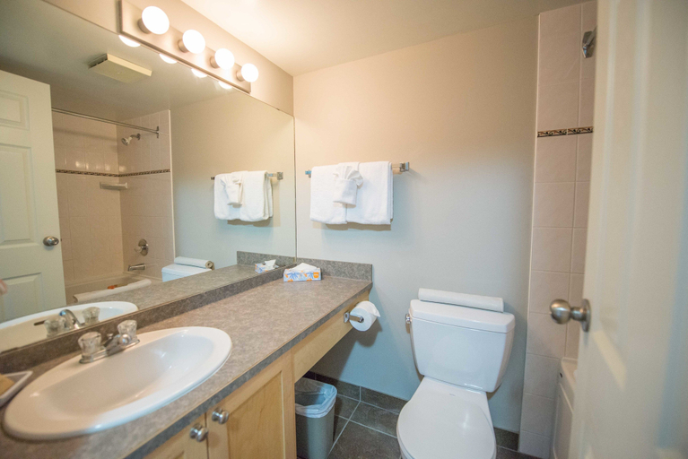 Bathroom 3, Panorama Vacation Retreat at Horsethief Lodge, East Kootenay