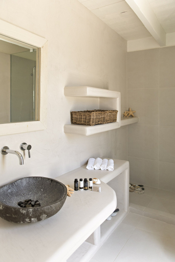 Bathroom 5, Ta Spitakia, South Aegean